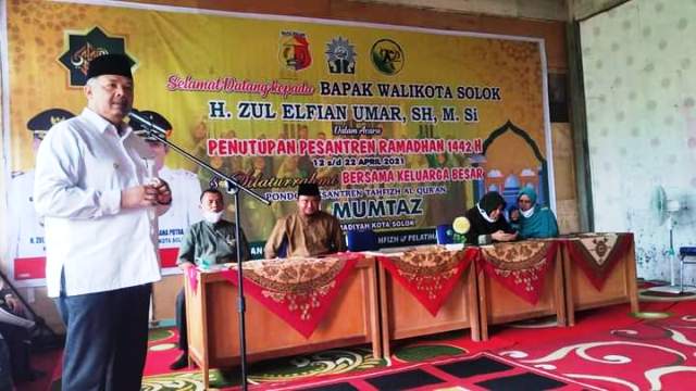 Walikota Solok Zul Elfian Umar ketika penutupan pesantren Ramadhan di Pondok Al Mumtaz.